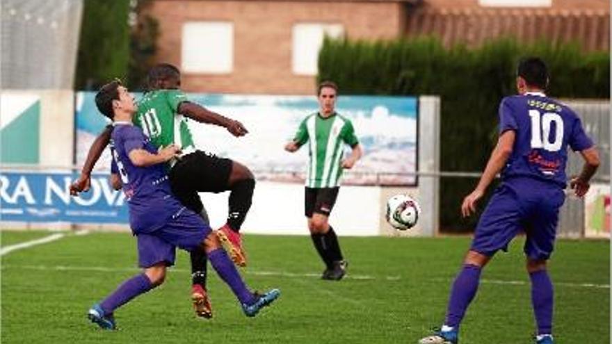 Tidiane controla la pilota davant la pressió dels jugadors del Prat durant el partit d&#039;ahir.