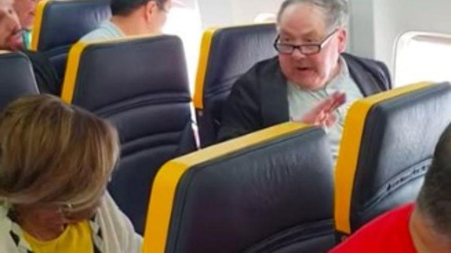 Polémica racista en un vuelo de Ryanair: un pasajero insulta y se niega a sentarse al lado de una mujer negra