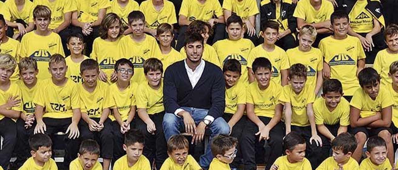 Jaume Soler posa con los jugadores que componen las distintas plantillas del CE Cardassar en el día de la presentación oficial del club en Sant Llorenç.