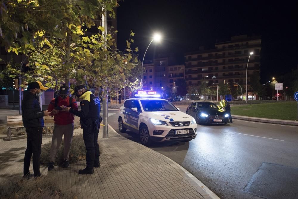 Control policial a la Bonavista de Manresa durant el toc de queda