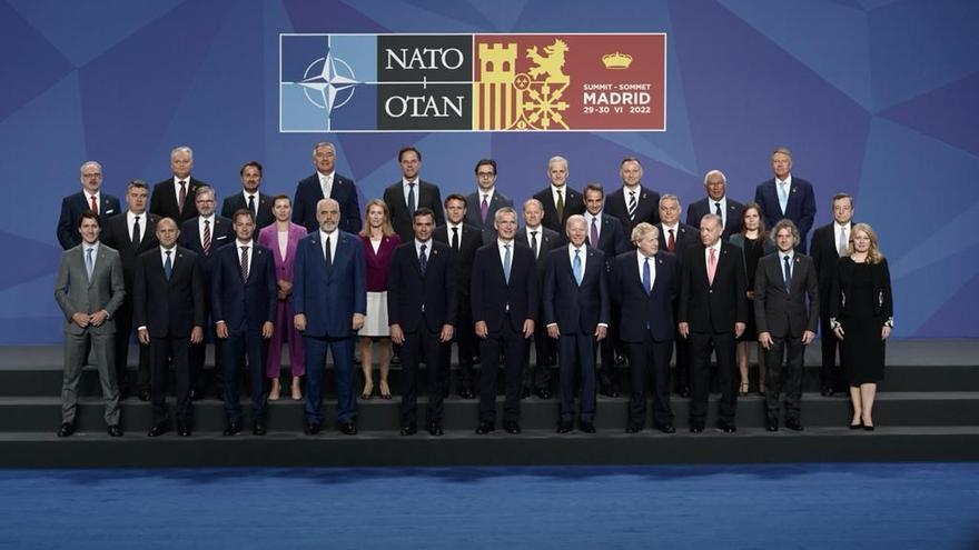 Arranca oficialmente la cumbre de la OTAN con la foto con todos los líderes aliados.