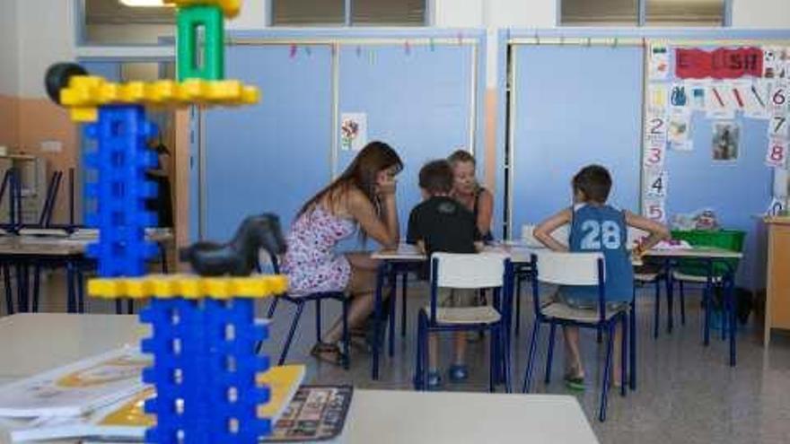 Una profesora conversa con la madre de un alumno.