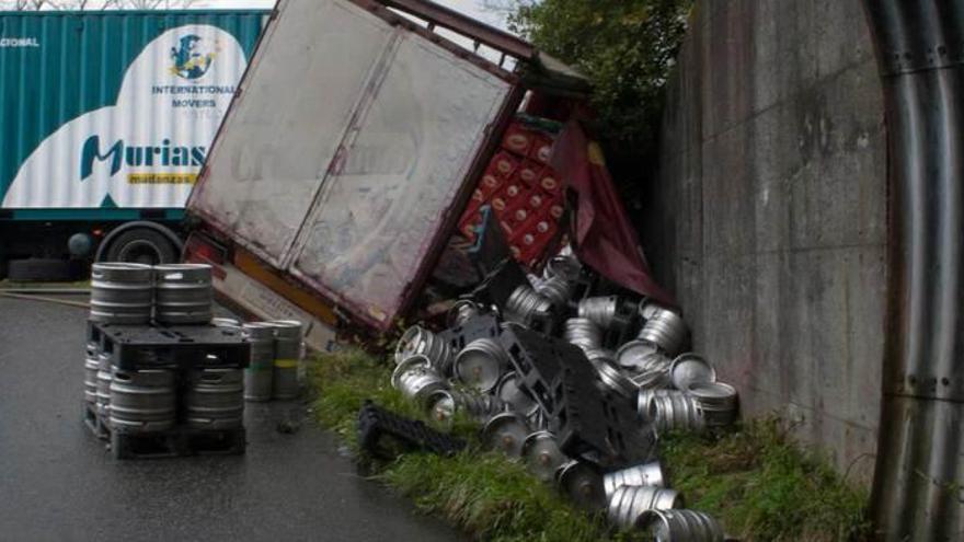 Un camión cargado de cerveza vuelca y corta uno de los accesos a Paredes