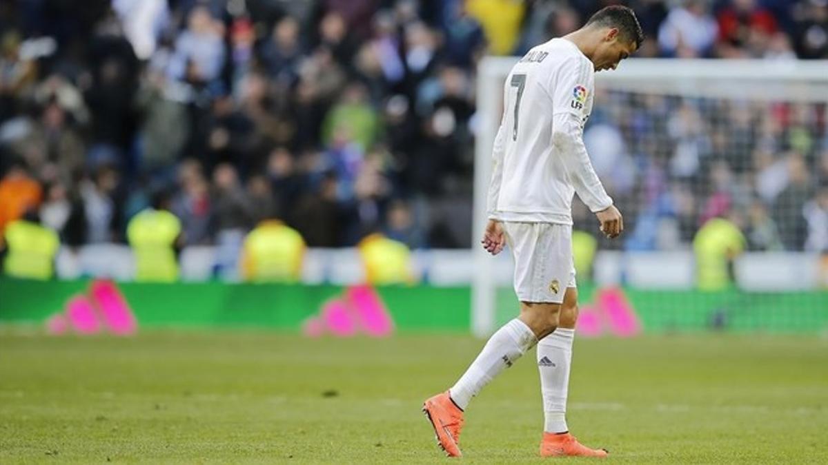 Cristiano Ronaldo abandona decepcionado el Bernabéu tras la derrota con el Atlético.