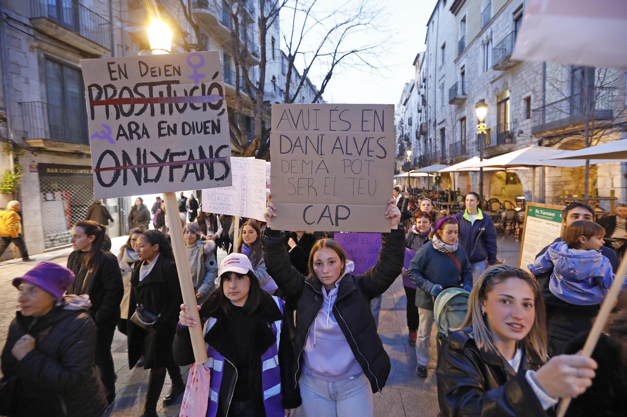 La manifestació feminista del 8-M a Girona en imatges