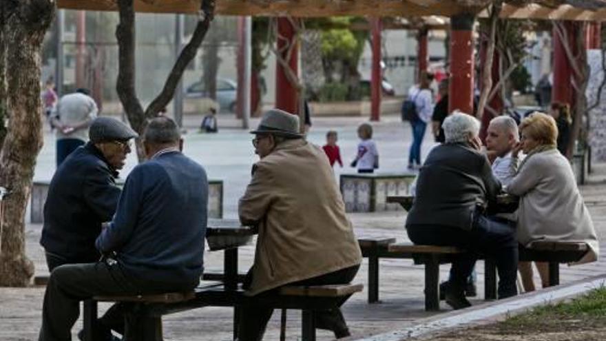 Alicante tiene 56.400 trabajadores cotizantes menos que en 2008 y 41.000 pensionistas más