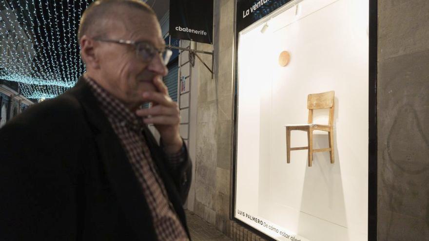 Luis Palmero frente a su instalación en el Círculo de Bellas Artes.