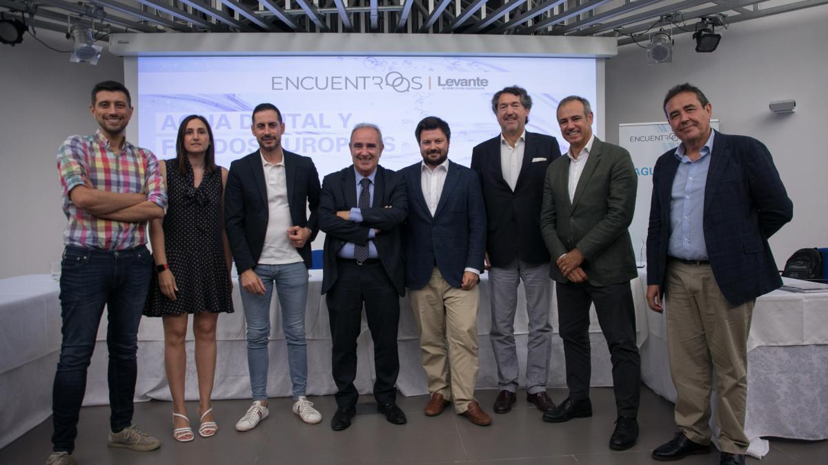 Juan Ángel Conca, Elisa Valía, Carlos Fernández Bielsa, Teodoro Estrela, Marc García, Juan Valero de Palma, Dionisio García y Julio Monreal, en el club diario Levante-EMV.