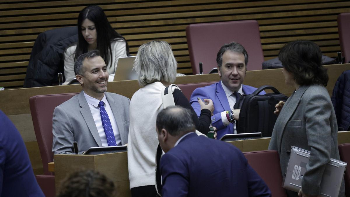Los diputados de Vox antes del inicio del pleno en las Cortes Valencianas, con Miguel Pascual a la izquierda. / José Cuéllar / Cortes
