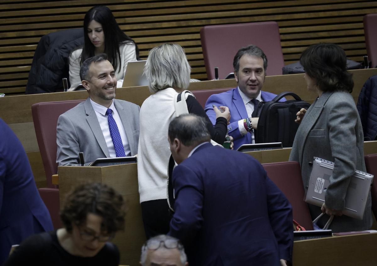 Los diputados de Vox antes del inicio del pleno en las Cortes Valencianas, con Miguel Pascual a la izquierda.