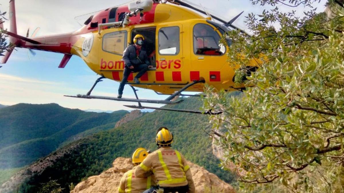 Moment del rescat d&#039;un gos atrapat en una cinglera de Peramola, a l&#039;Alt Urgell