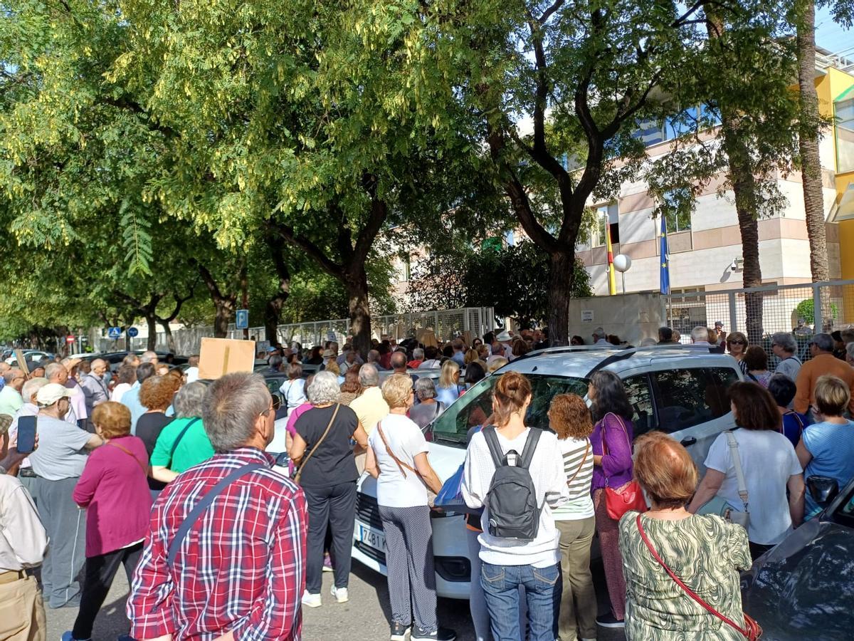 Los vecinos del distrito de Sevilla Este, Alcosa y Torreblanca se concentraron este jueves para reclamar una mejora de la sanidad pública