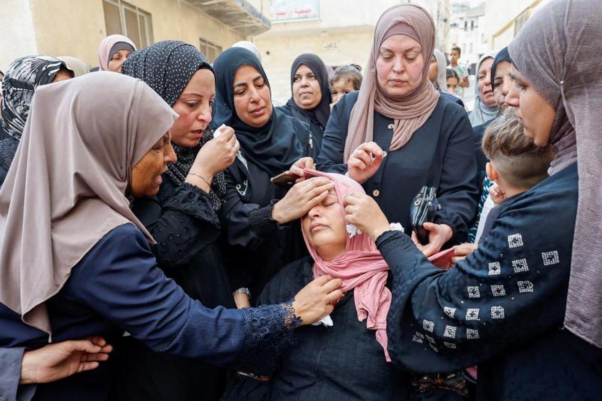 Palestinos llevan el cuerpo de Nasim Fayed en su funeral en Jenin