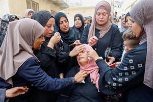 Palestinos llevan el cuerpo de Nasim Fayed en su funeral en Jenin