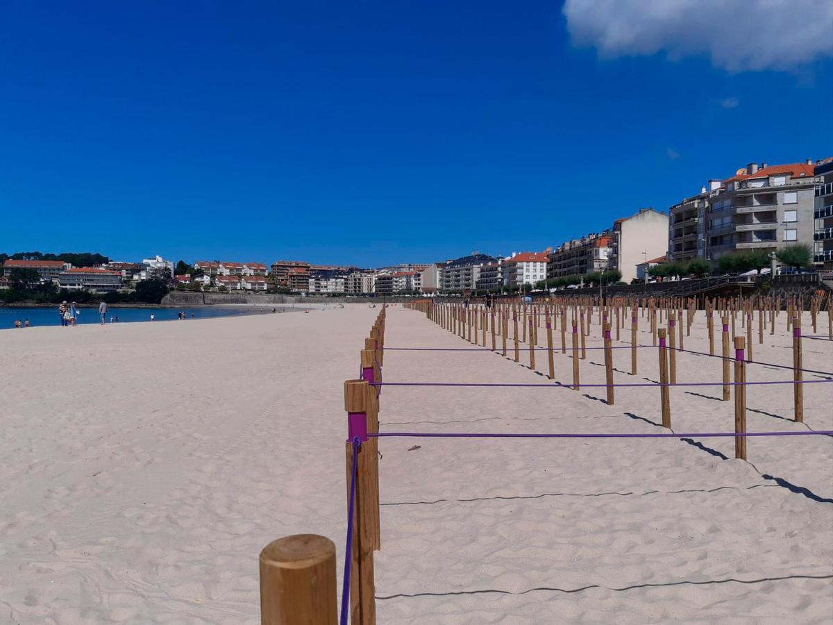 Imagen de la playa de Silgar en Sanxenxo, donde este viernes finalizó el marcado de las parcelas en la que se divide la zona fuera de la marea alta, y están preparadas para desde este sábado acoger a los bañistas siguiendo las normativa. Foto: ECG