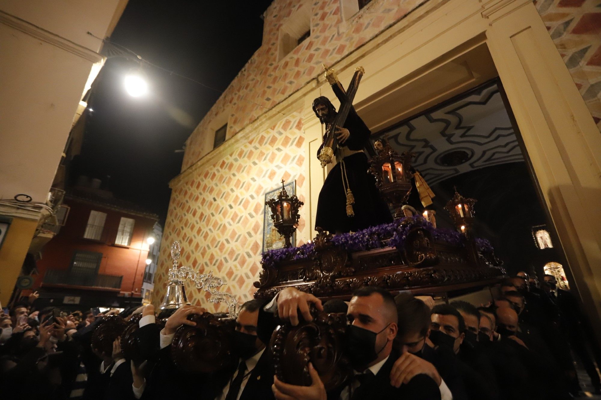 La archicofradía de la Pasión saliendo de la iglesia de San Juan Bautista