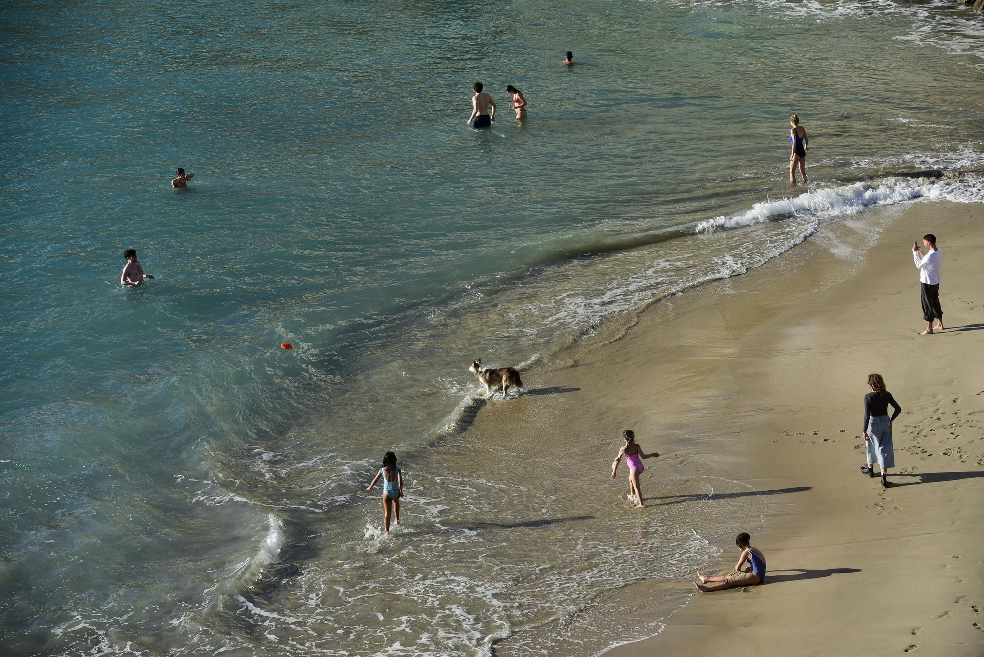 Las temperaturas agradables animan a los coruñeses a acercarse a las playas