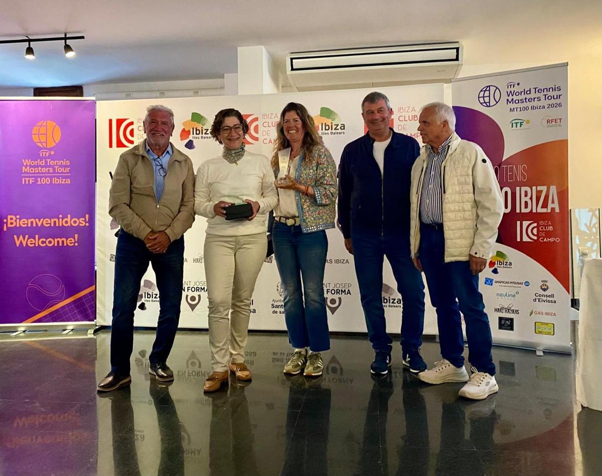 Momento entrega trofeos. De izquierda a derecha: Joan Marí (Delegado de tenis de Ibiza y Formentera , Patricia Torres (Directiva del Club de Campo), Maria Eugenia Abrate (ganadora de una de las vategorias recogiendo el premio), Abelardo Oleano (Presidente FTIB), y Antonio Ferragut (Presidente RFET veteranos).
