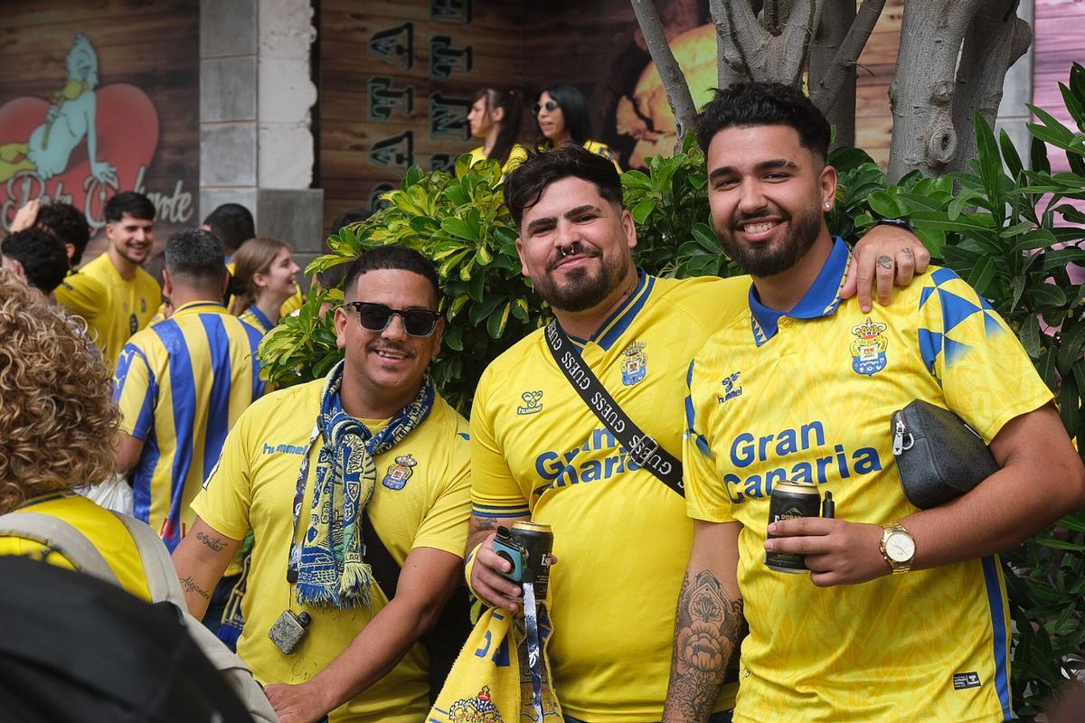 UD Las Palmas: bajada de la guagua por Fondos de Segura