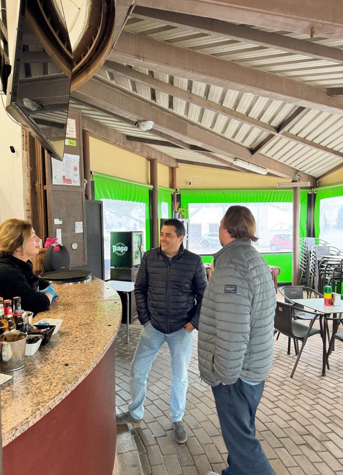 Visita del alcalde y el concejal al bar de la plaza España remodelado.
