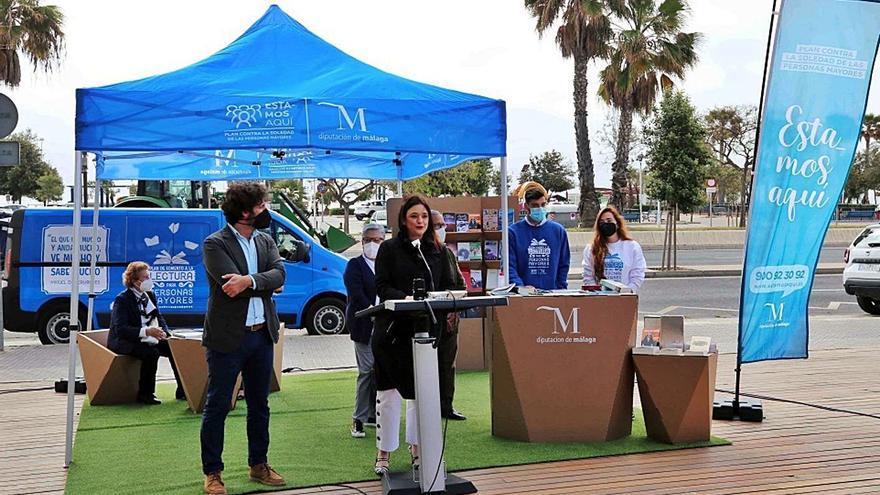 Margarita del Cid presenta la biblioteca itinerante de la Diputación de Málaga. | L.O.