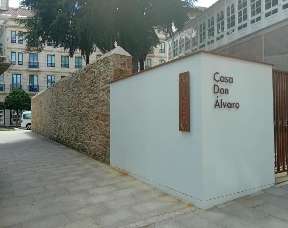 Sinalización recente coa denominación ‘Casa Don Álvaro’. | DANIEL G. ALÉN