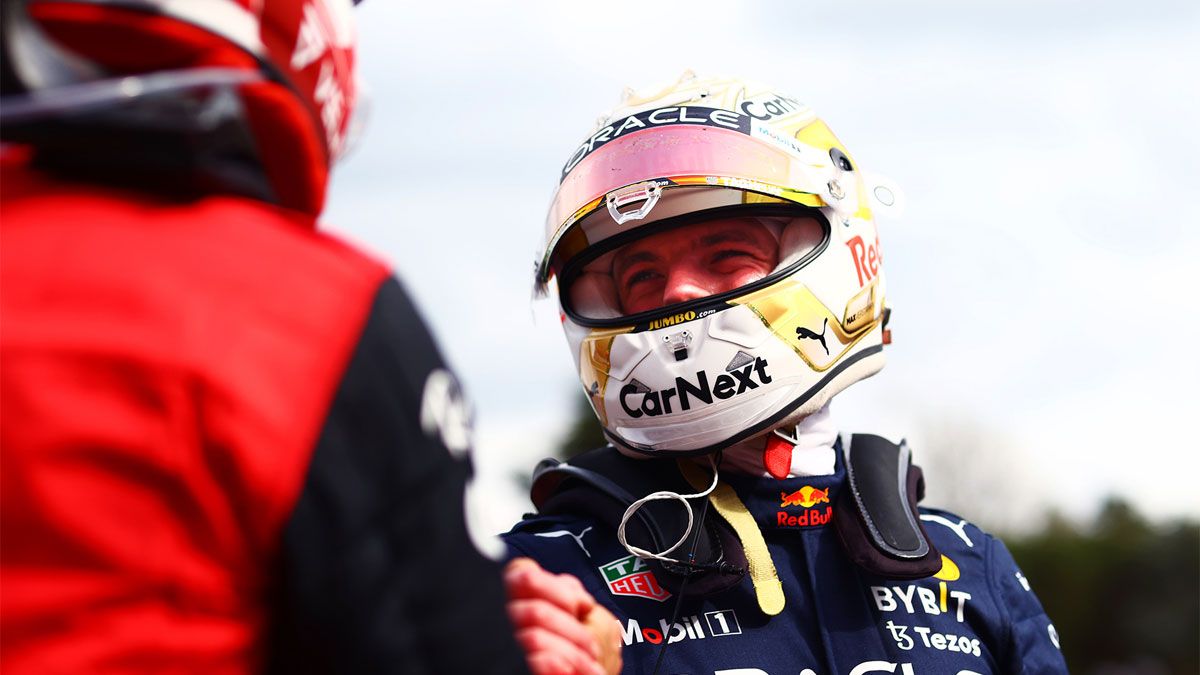 Max estrecha la mano de Leclerc tras la carrera en Imola