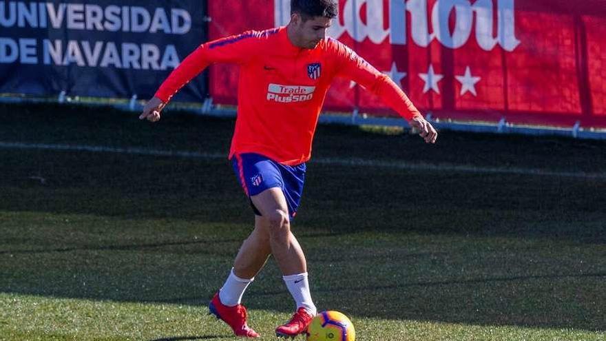 Morata, durante el entrenamiento de ayer del Atlético. // Efe