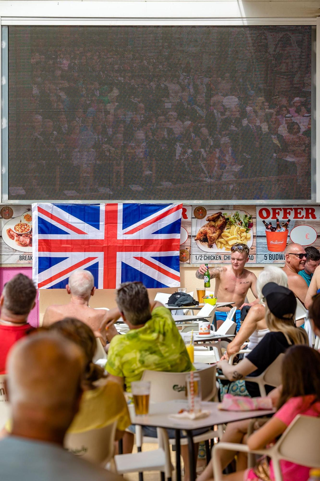 Las calles y terrazas de Benidorm llenas para celebrar la coronación de Carlos III