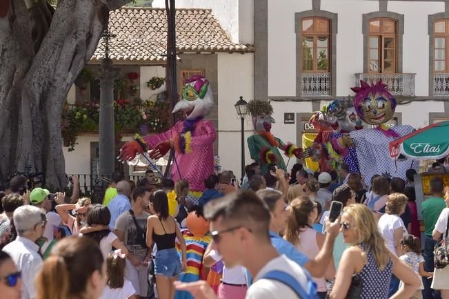 Subida de la bandera de las fiestas del Pino