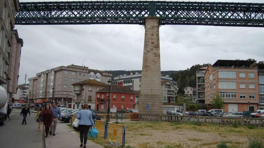 Vista de la parcela cedida por Fenosa al Concello de Redondela, en la que se construirá un jardín. // FdV