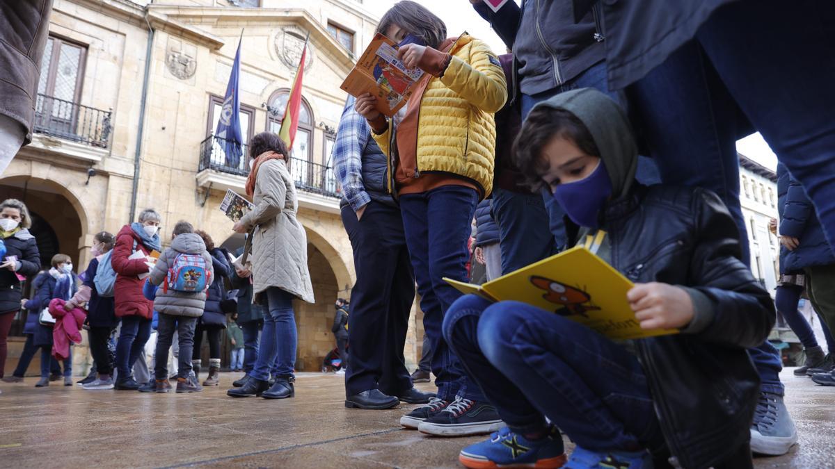 La concentración silenciosa de los usuarios de las bibliotecas de Oviedo