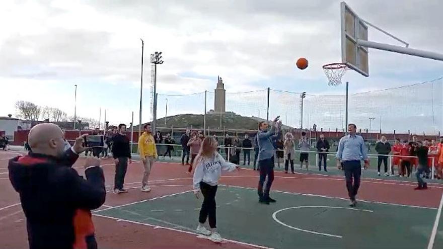 El presidente del Gobierno y el candidato del PSdeG-PSOE a la Xunta, jugando al baloncesto con unos chavales en una pista de A Coruña.