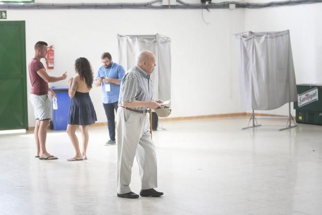 Electores canarios votando en Fuerteventura.