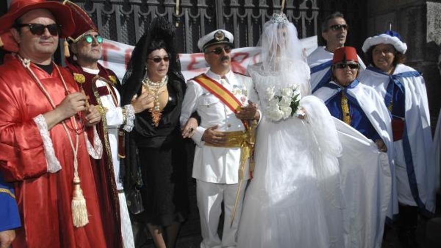 Manifestantes en la boda de una bisnieta de Franco a las puertas del Pazo de Meirás, en 2008.