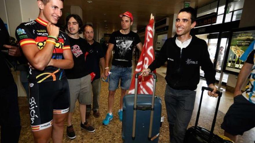 Iván Cortina, a la izquierda, y Dani Navarro charlan con algunos aficionados tras la llegada del avión. | irma collín