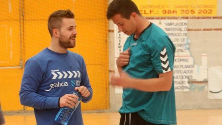 Janosz Levente (derecha), junto a Pepe después del entrenamiento de ayer del Frigoríficos. // Santos Álvarez