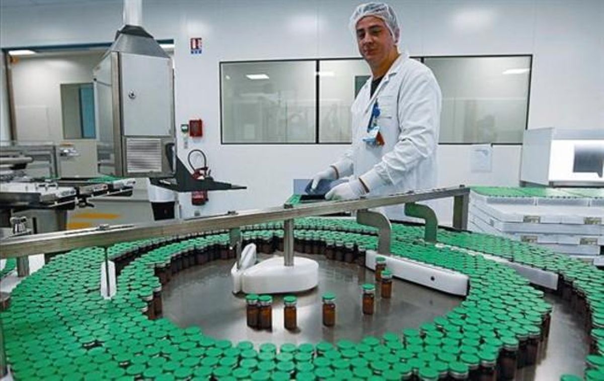Un tècnic de Sanofi-Pasteur treballa en la fabricació de la vacuna de la grip A, l’octubre passat. Un tècnic de Sanofi-Pasteur treballa en la fabricació de la vacuna de la grip A, l’octubre passat.