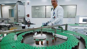 Un tècnic de Sanofi-Pasteur treballa en la fabricació de la vacuna de la grip A, l’octubre passat.