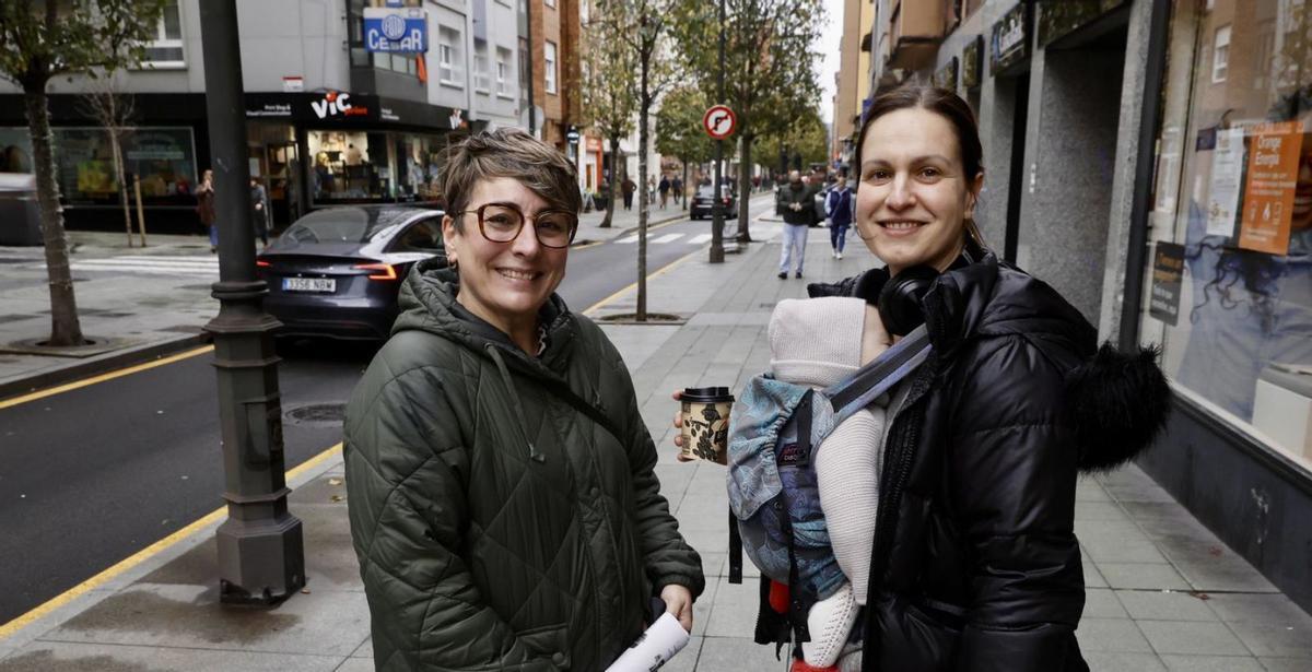Silvia Blanco, a la izquierda, y Lorena Veiga, con la pequeña Deva Tamaral, en la avenida de la Argentina. | MARCOS LEÓN