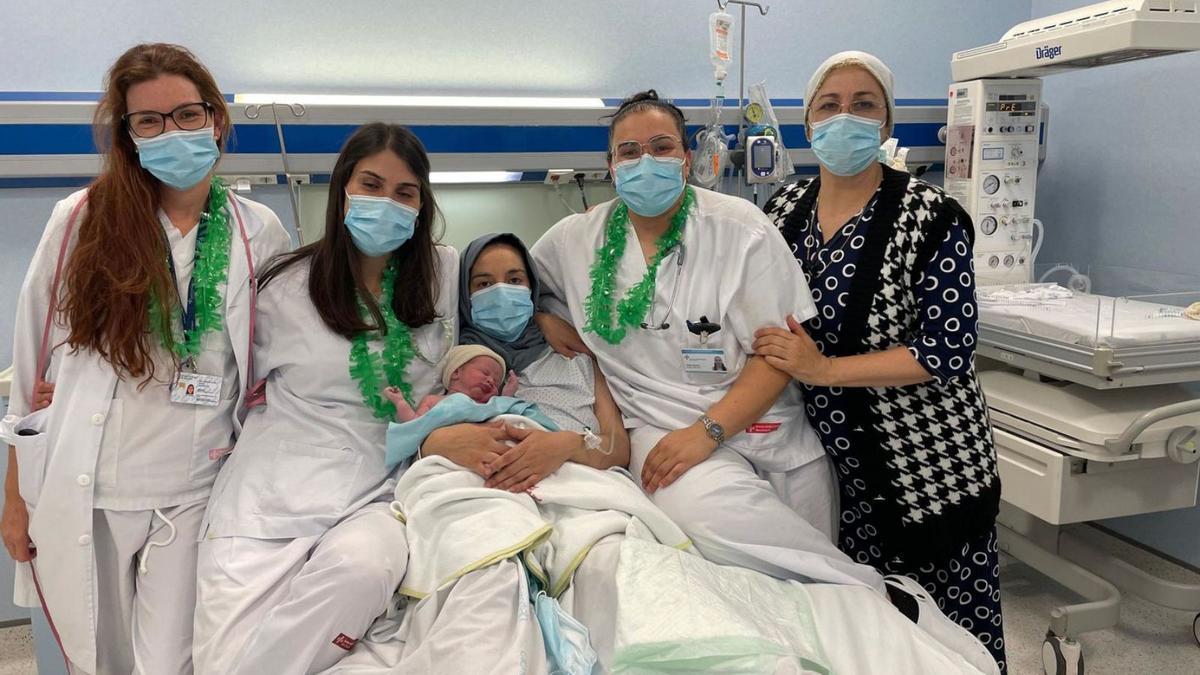 El pimer nadó nascut el 2023 a Catalunya, Zakaria, acompanyat de la seva mare i l’equip mèdic | DEPARTAMENT DE SALUT