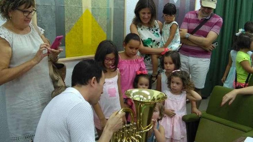 David Muñoz muestra a los niños uno de los instrumentos utilizados en el relato.
