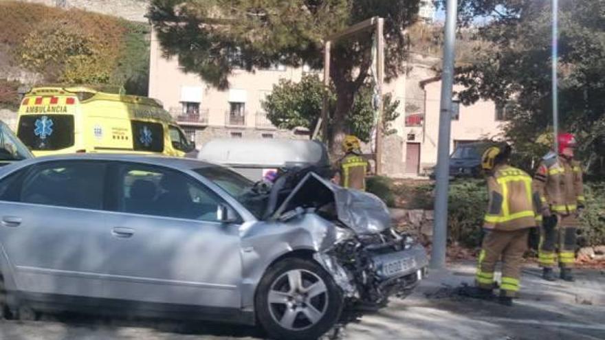 Un dels vehicles sinistrats, amb la part davantera totalment malmesa