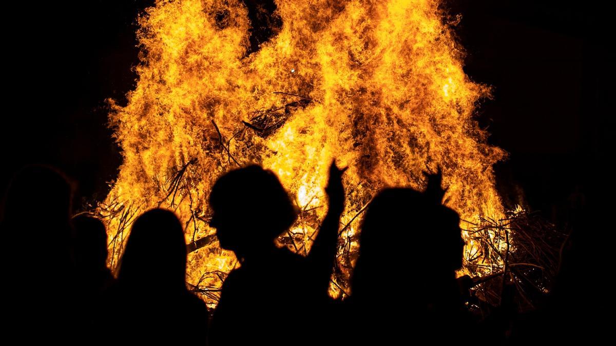 Una foguera de Sant Joan, en una imatge d&#039;arxiu