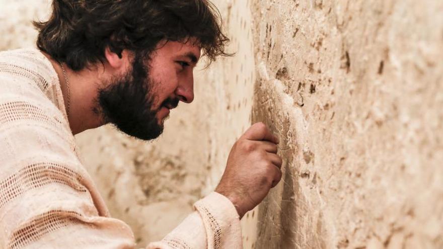 El calabozo de la torre conserva grafitos históricos