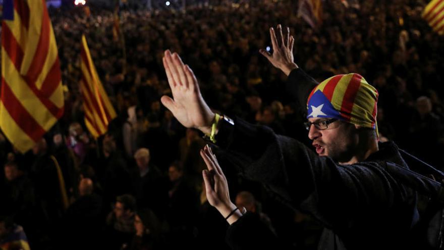 Manifestants aixequen les mans, aquest divendres, al Passeig de Gràcia.