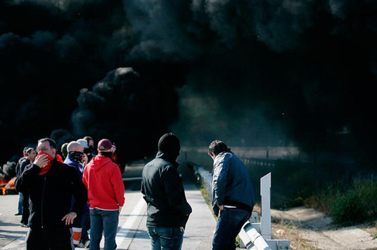 Els miners del carbó han realitzat talls d’autovia al Montico i en altres punts d’Astúries, amb barricades de pneumàtics cremant, que han causat retencions quilomètriques de trànsit durant les mobilitzacions convocades en defensa del sector.