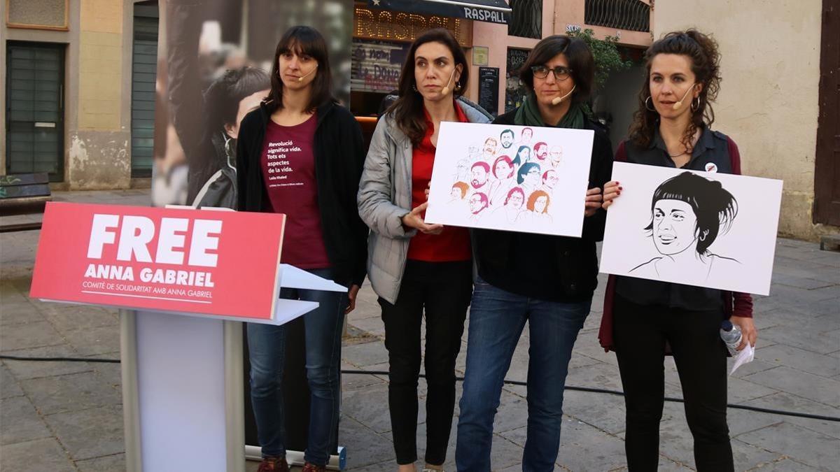 Las periodistas Natza Farré, Gemma Garcia y Txell Bonet, pareja de Jordi Cuixart y Gemma Codina portavoz de 'Free Anna Gabriel'  en la presentación de la campaña.