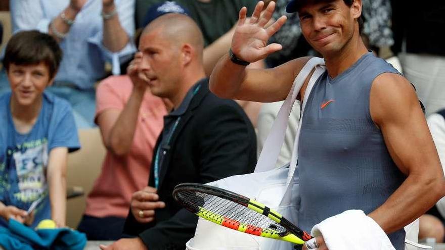 Rafa Nadal saluda al público tras su entrenamiento de ayer. // Vincent Kessler