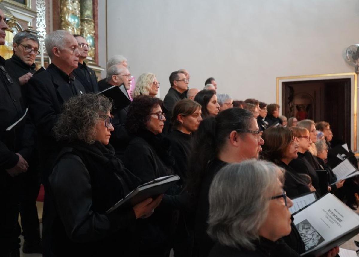 El orfeón cantó el texto de "29 d'octubre" de Miquel Juan García.